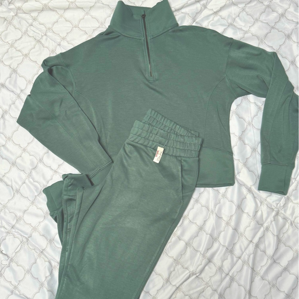 Danskin cropped half zip & joggers set